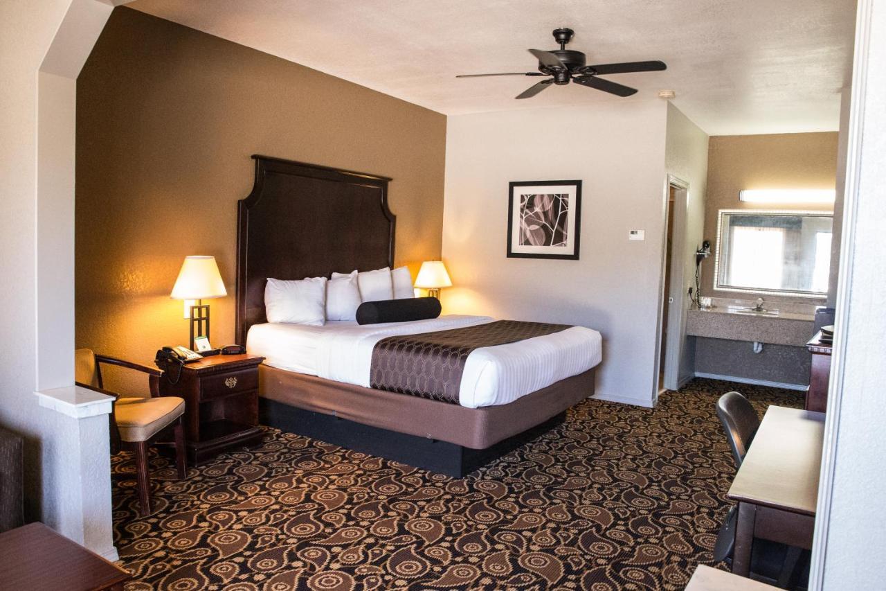 Motel Mockingbird & 3*
