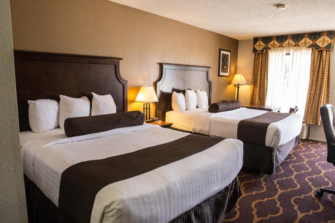 Motel Mockingbird & 3*